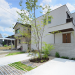 駐車場にアクセントの植栽配置