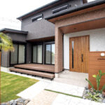 ウッドデッキ側には芝庭